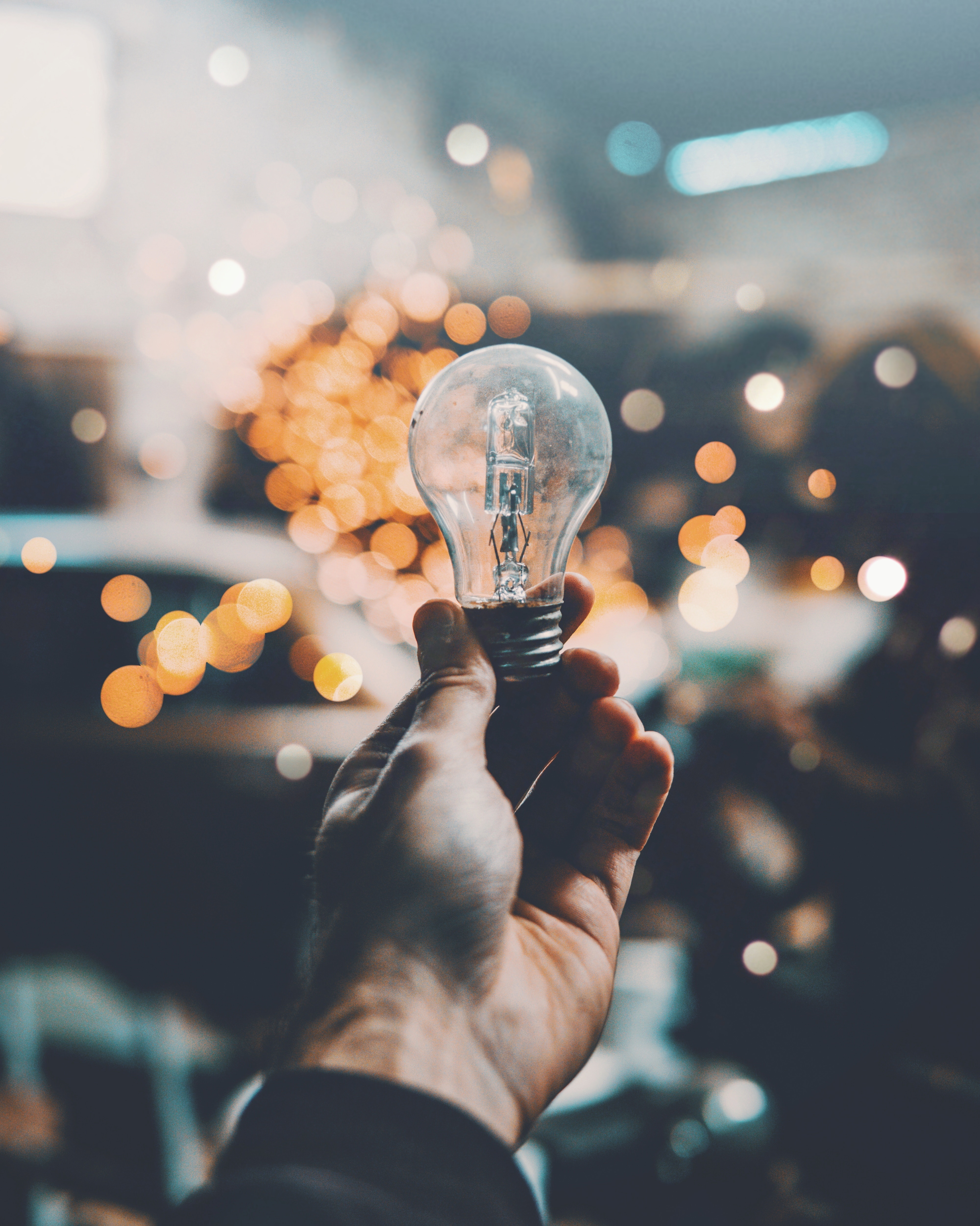 fachy-marin-Wm7-Z1ZOi0Y-unsplash man holding a light bulb
